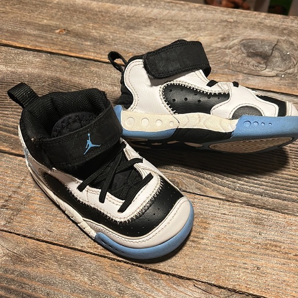 Jordans sz 6c - Picture 2 of 4